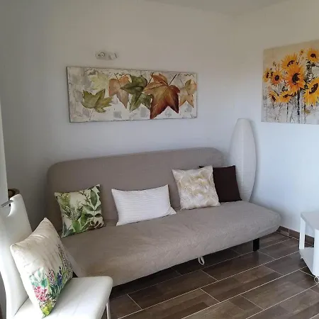 Neu Renoviert! Charmantes Und Gemuetliches Mit Balkon Und Meerblick דירה